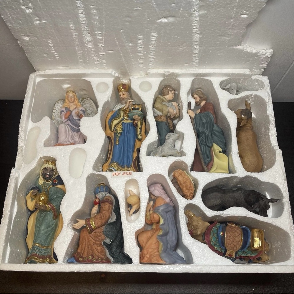 Kirkland Signature 13 piece Porcelain Nativity Set - Christmas  - Complete - Picture 3 of 16